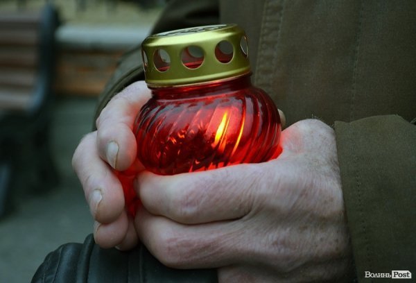 У Луцьку перед замком виклали зі свічок «хрест пам’яті». ФОТО