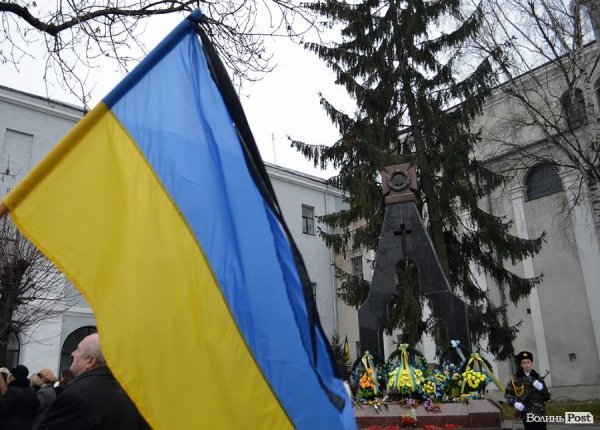 У Луцьку перед замком виклали зі свічок «хрест пам’яті». ФОТО