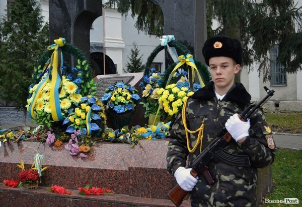 У Луцьку перед замком виклали зі свічок «хрест пам’яті». ФОТО