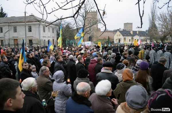У Луцьку перед замком виклали зі свічок «хрест пам’яті». ФОТО