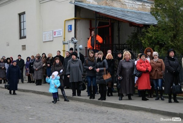 У Луцьку перед замком виклали зі свічок «хрест пам’яті». ФОТО