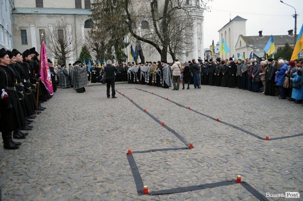У Луцьку перед замком виклали зі свічок «хрест пам’яті». ФОТО