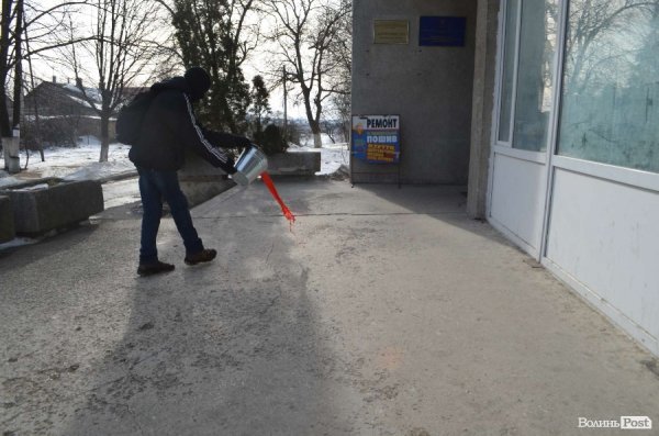 «Кров», міліція і сутичики: у Луцьку відвідали заклади регіоналів. ФОТО