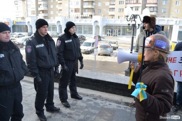 «Кров», міліція і сутичики: у Луцьку відвідали заклади регіоналів. ФОТО