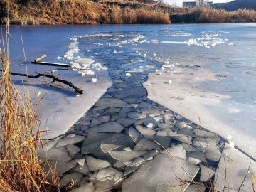 Розповіли подробиці порятунку двох дітей, які провалились під кригу на Волині 
