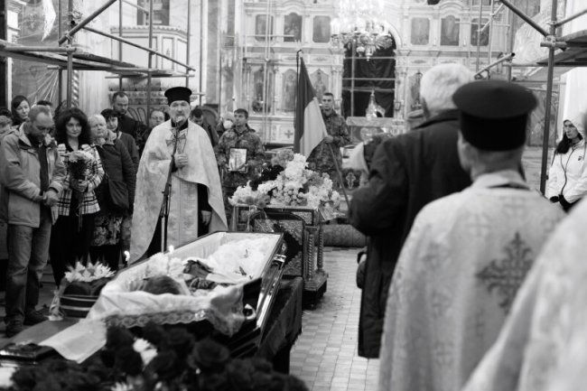 «Він для всіх нас зробив дуже багато»: у Луцьку попрощались з воїном Олександром Мартинюком  