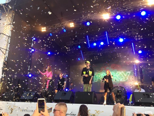 У Луцьку розпочався грандіозний  концерт популярного гурту «Время и стекло». ФОТО