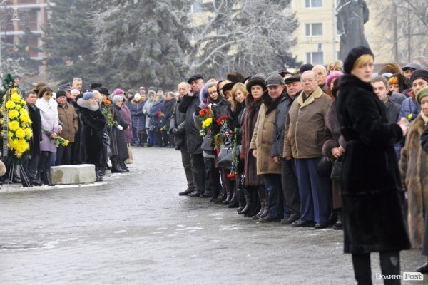 Фото прощання з міським головою Луцька Миколою Романюком
