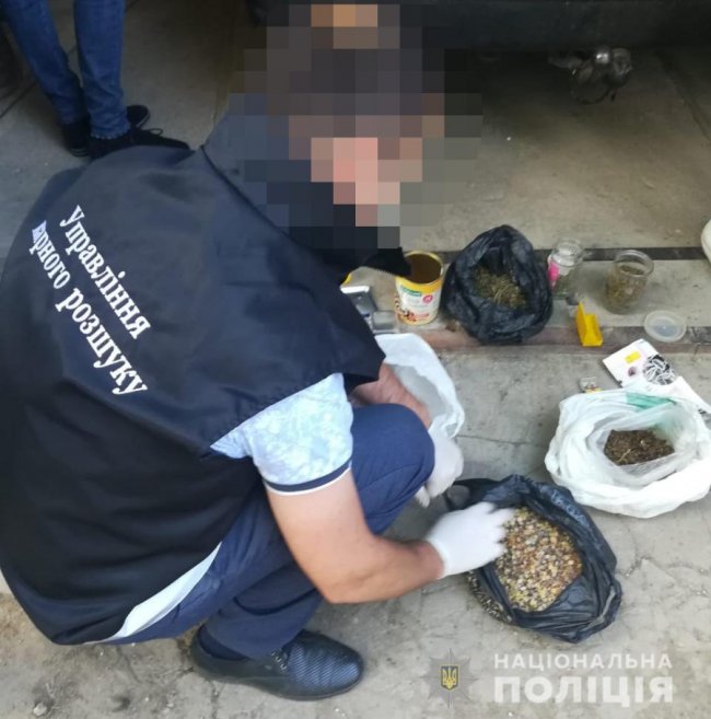 У гаражі лучанина знайшли бурштин та наркотики. ФОТО