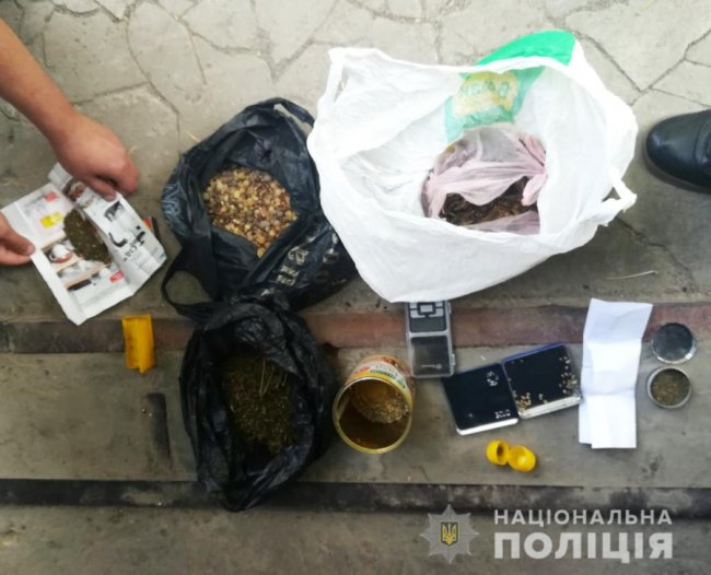 У гаражі лучанина знайшли бурштин та наркотики. ФОТО