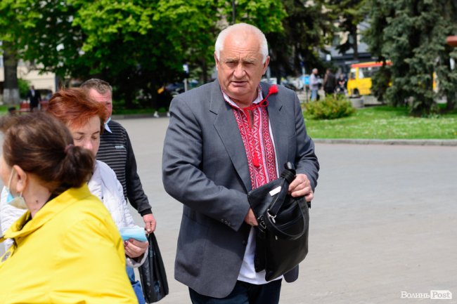 Безліч кольорів, орнаментів і візерунків: лучани у вишиванках – у центрі міста. ФОТОРЕПОРТАЖ 