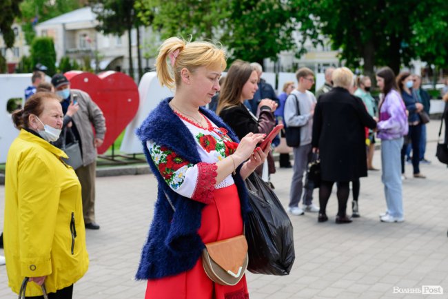 Безліч кольорів, орнаментів і візерунків: лучани у вишиванках – у центрі міста. ФОТОРЕПОРТАЖ 