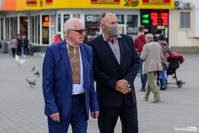 Безліч кольорів, орнаментів і візерунків: лучани у вишиванках – у центрі міста. ФОТОРЕПОРТАЖ 