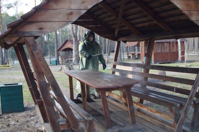 Волинські лісівники проводять дезінфекцію зон рекреації. ФОТО