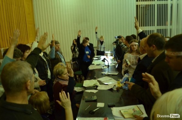 Члени ДВК голосують за те, щоб вигнати Гузя і компанію із зали