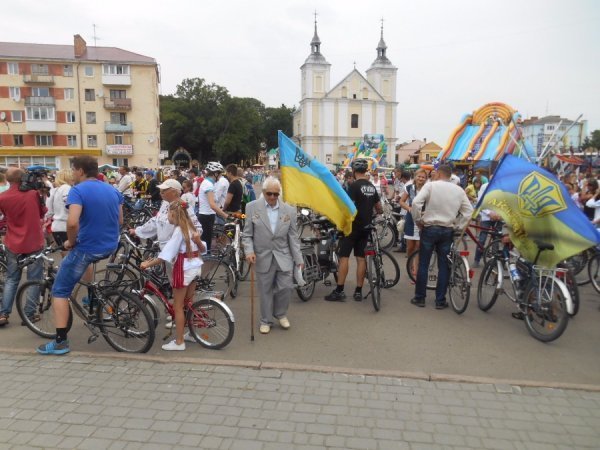 У Володимирі-Волинському до Дня міста пройшов «Велопробіг у вишиванках». ФОТО