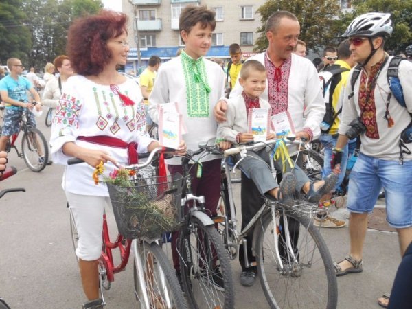 У Володимирі-Волинському до Дня міста пройшов «Велопробіг у вишиванках». ФОТО
