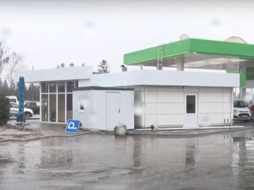 По пальне на тракторі: АЗС відмовляються наливати бензин у каністри. ВІДЕО