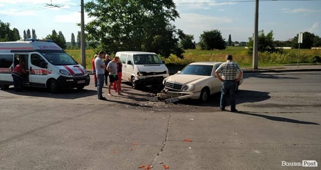 Аварія у Луцьку: зіткнулись Volkswagen і Mercedes. ФОТО