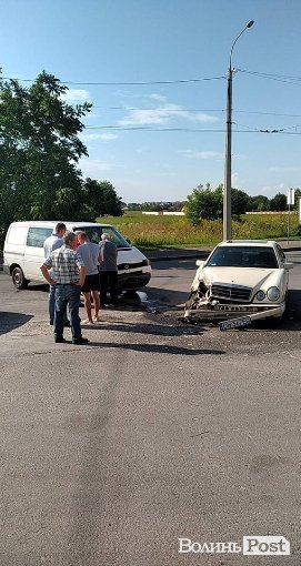 Аварія у Луцьку: зіткнулись Volkswagen і Mercedes. ФОТО