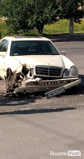 Аварія у Луцьку: зіткнулись Volkswagen і Mercedes. ФОТО