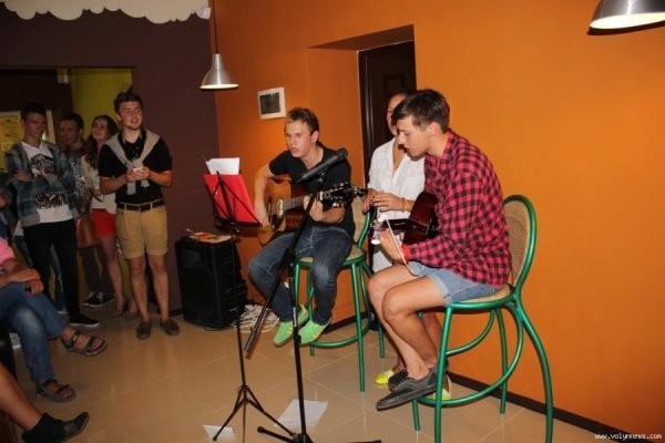 У луцькому кафе - вечір акустичної музики. ФОТО