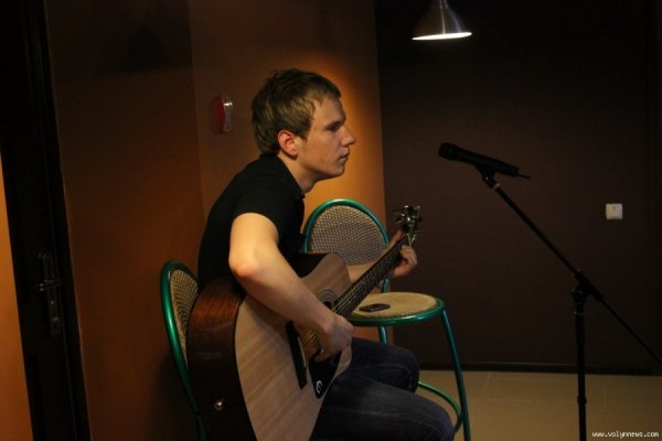 У луцькому кафе - вечір акустичної музики. ФОТО