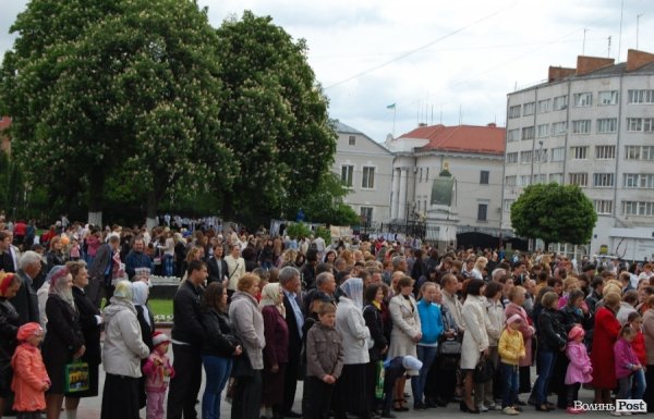 У Луцьку хотіли скласти найдовший рушник, але не змогли. ФОТО 