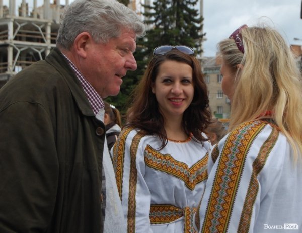 У Луцьку хотіли скласти найдовший рушник, але не змогли. ФОТО 