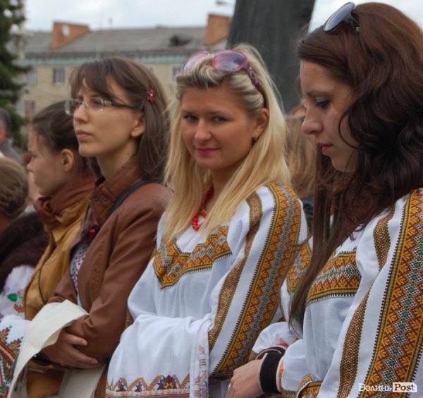 У Луцьку хотіли скласти найдовший рушник, але не змогли. ФОТО 