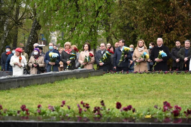 Панахида за загиблими і покладання квітів: як у Луцьку відзначили День пам'яті та примирення. ФОТО