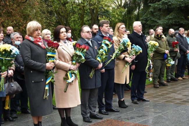 Панахида за загиблими і покладання квітів: як у Луцьку відзначили День пам'яті та примирення. ФОТО