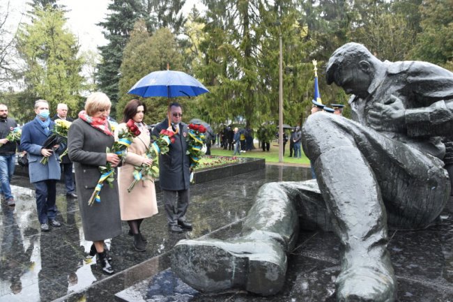 Панахида за загиблими і покладання квітів: як у Луцьку відзначили День пам'яті та примирення. ФОТО