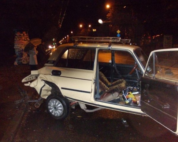 Нічна аварія в Луцьку: «БМВ» на шаленій швидкості врізалося в  «Жигулі». ФОТО