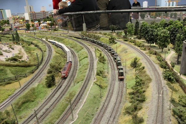 А по залізниці їдуть поїзди