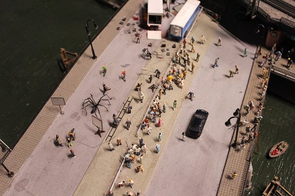 Разом з реальними ситуаціями, творці Берліна в мініатюрі додали трохи фантастичних ситуацій. Розглядати все це в дрібницях - суцільне задоволення