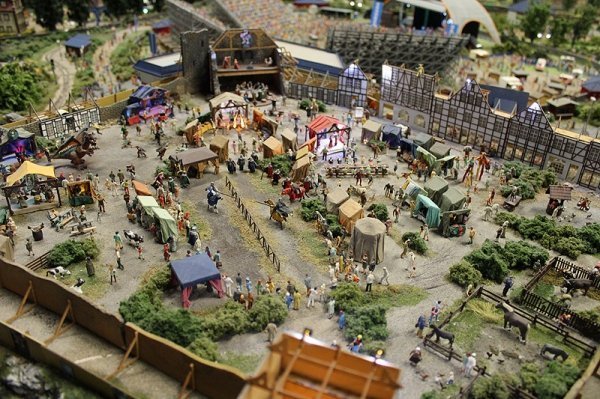 Наприклад, погляньте на цей ярмарок - кожен елемент, кожен персонаж на своєму місці і виконує свою роль