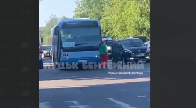 Аварія в Луцьку: маршрутка підрізала інші автівки