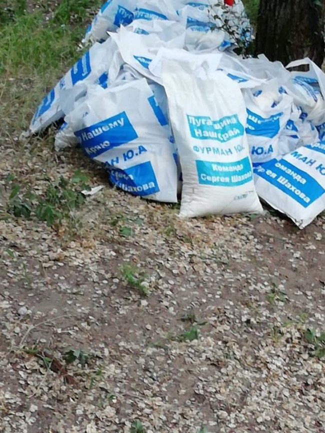 «Солодкий» підкуп: на Луганщині від імені одного з кандидатів безкоштовно роздавали цукор. ФОТО