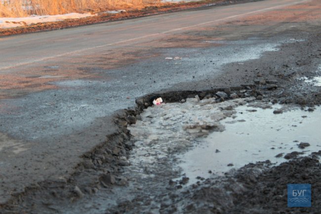 На дорозі Володимир-Волинський-Павлівка водії тільки те і роблять, що ями об’їжджають. ФОТО