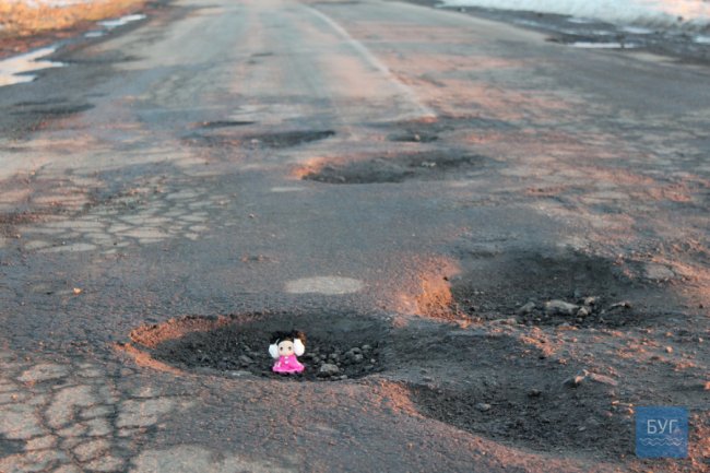 На дорозі Володимир-Волинський-Павлівка водії тільки те і роблять, що ями об’їжджають. ФОТО