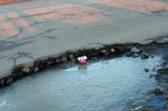 На дорозі Володимир-Волинський-Павлівка водії тільки те і роблять, що ями об’їжджають. ФОТО