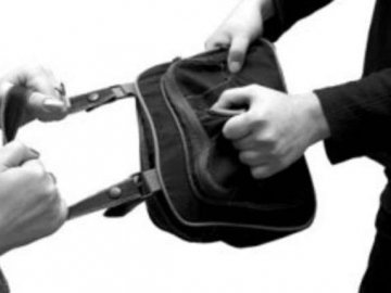 У валютника в центрі Луцька відібрали 10 тисяч доларів