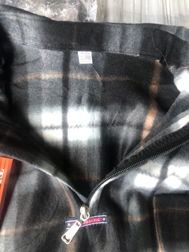 Через волинську митницю нелегально хотіли провезти чоловічі сорочки та светри майже на мільйон гривень. ФОТО