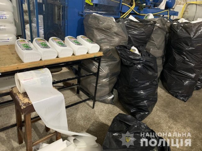 Збували товар у 4 країнах: кіберполіція викрила мережу з виготовлення фальсифікованої побутової хімії