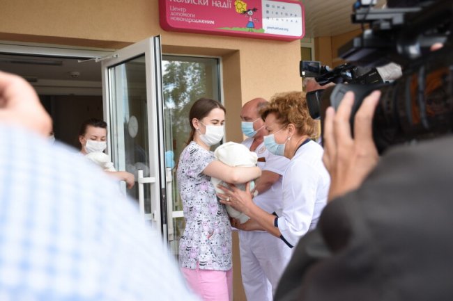 З подарунками і квітами:  з перинатального центру виписали лучанку, яка народила трійню. ФОТО