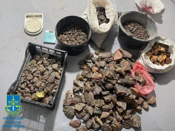 Поліція зловила на Рівненщині велику групу бурштинокопачів