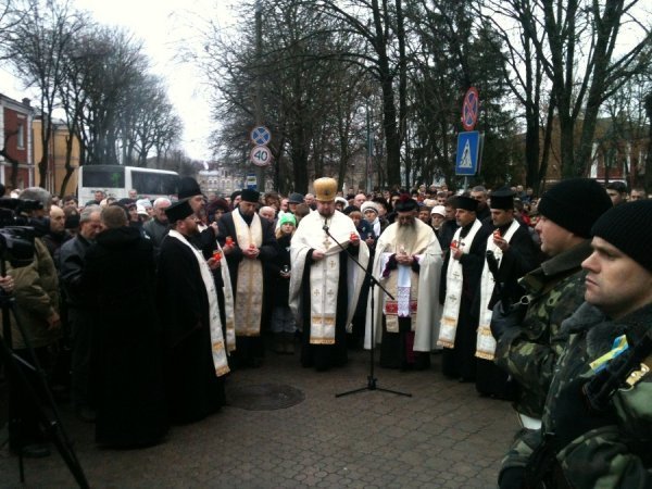 У Володимирі-Волинську відкрили пам'ятну дошку на честь загиблих на Майдані. ФОТО