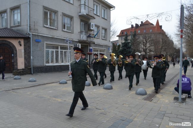 Флешмоб від військового оркестру у Луцьку: як Нацгвардія святкує п'ятиріччя. ФОТО