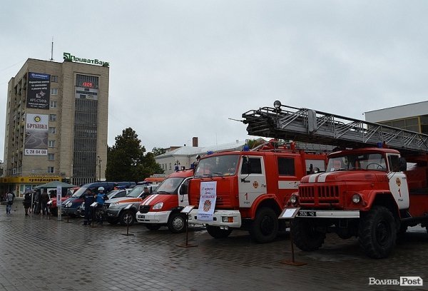 У центрі Луцька – виставка рятувальної техніки. ФОТО
